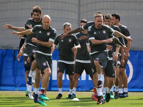2018 CL FCB Final training Saebenerstrasse Muenchen Football Sport im Bild Arjen Robben FCB and Franck Ribery FCB lead the team