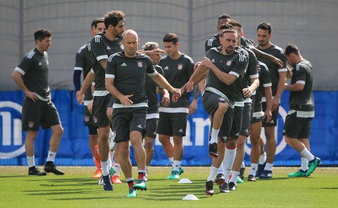 2018 CL FCB Final training Saebenerstrasse Muenchen Football Sport im Bild Arjen Robben FCB and Franck Ribery FCB lead the team