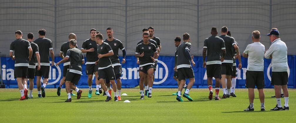 2018 CL FCB Final training Saebenerstrasse Muenchen Soccer Sport im Bild FCB coach Jupp Heynckes FCB watches his team