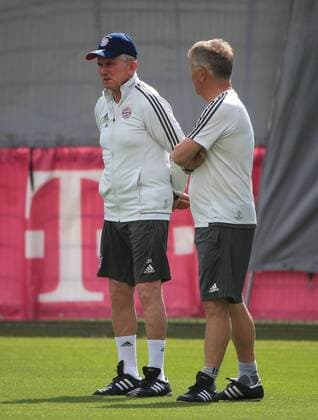 2018 CL FCB Final training Saebenerstrasse Muenchen Soccer Sport im Bild FCB coach Jupp Heynckes FCB and Peter Hermann FCB