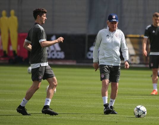 2018 CL FCB Final training Saebenerstrasse Muenchen Football Sport im Bild Robert Lewandowski FCB and FCB coach Jupp Heynckes FCB