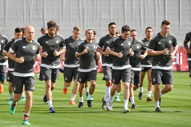Arjen ROBBEN Bayern Munich Javi Javier MARTINEZ Bayern Munich Lukas MAI RAFINHA Bayern Munich Corentin TOLISSO Bayern Munich Sebastian RUDY Bayern Munich Franck RIBERY Bayern Muenchen Thiago ALCANTARA FCB Niklas SUELE Bayern Munich Action Running Training Final training FC Bayern Munich before the Champions League Half-time against Real Madrid training ground at the Saebener Strasse football on 24 04 2018