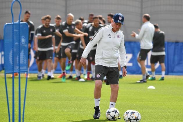Jupp HEYNCKES coach Bayern Muenchen in the background train his players Final training FC Bayern Munich before the Champions League semi-finals against Real Madrid training ground at Saebener Strasse Football on 24 04 2018