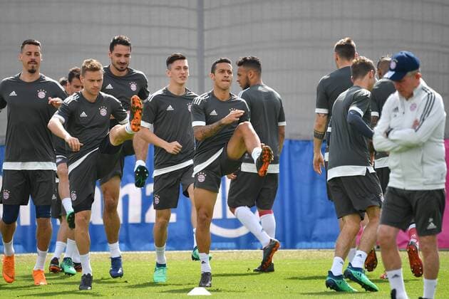 Sandro WAGNER Bayern Munich Joshua KIMMICH Bayern Muenchen Mats HUMMELS Bayern Munich Thiago ALCANTARA FCB Action re Jupp HEYNCKES Manager Bayern Muenchen Final training Bayern Munich before the Champions League Half-time against Real Madrid training ground at Saebener Strasse Football on 24 04 2018
