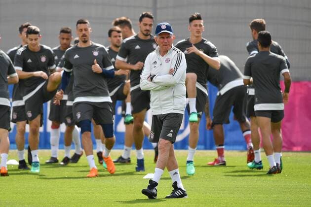 Jupp HEYNCKES coach Bayern Muenchen in the background train the players Final training FC Bayern Muenchen before the Champions League semi-finals against Real Madrid training ground at Saebener Strasse Football on 24 04 2018