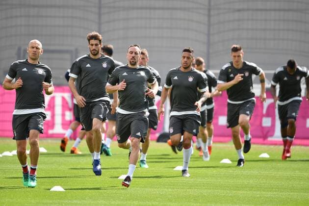 Arjen ROBBEN Bayern Munich Javi Javier MARTINEZ Bayern Munich Franck RIBERY Bayern Munich Corentin TOLISSO Bayern Muenchen Lauftrainig Action Final training FC Bayern Muenchen before the Champions League Half-time against Real Madrid Training ground at Saebener Strasse Football on 24 04 2018