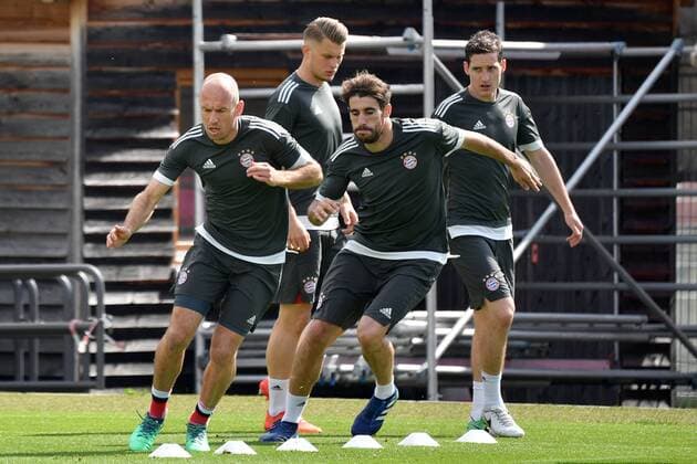 Arjen ROBBEN Bayern Munich Javi Javier MARTINEZ Bayern Muenchen hi Lukas MAI Sebastian RUDY Bayern Munich Action Final training Bayern Munich before the Champions League Half-time against Real Madrid training ground at Saebener Strasse Football on 24 04 2018