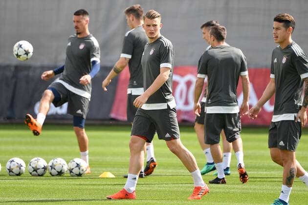 Lukas MAI re James RODRIGUEZ Bayern Muenchen Action Final training FC Bayern Munich before the Champions League Half-time against Real Madrid training ground at Saebener Strasse Football on 24 04 2018