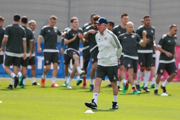 Coach Jupp Heynckes in front of his team Football FC Bayern Munich Final training before the CL game against Real Madrid 24 04 2018