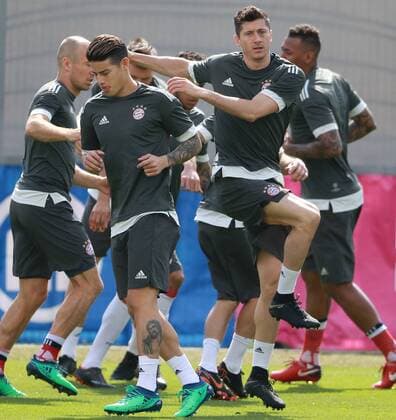 v l Arjen Robben James Rodriguez Robert Lewandowski Jerome Boateng warm up Football FC Bayern München Final training before the CL match against Real Madrid 24 04 2018