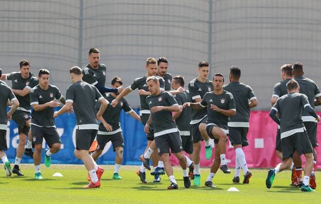 FCB team warming up Football FC Bayern Munich Final training before the CL match against Real Madrid 24 04 2018