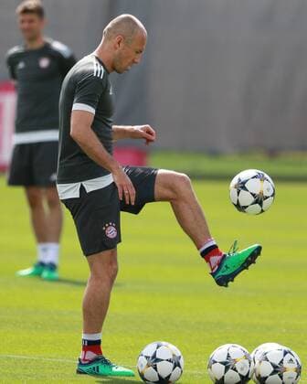 Arjen Robben on the ball Soccer FC Bayern Munich Final training before the CL game against Real Madrid 24 04 2018