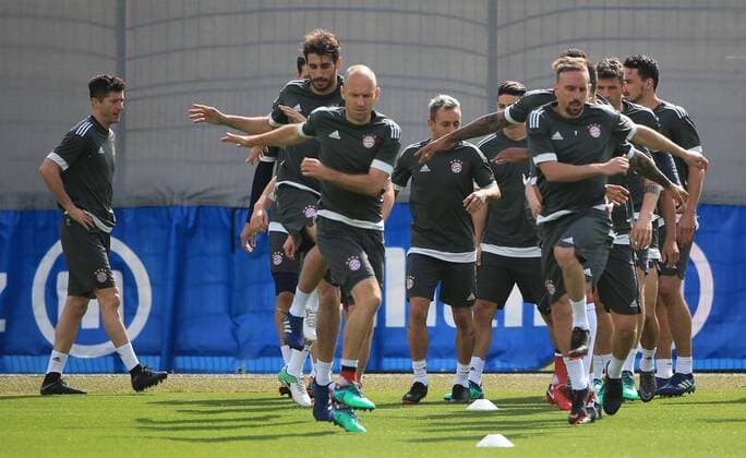 2018 CL FCB Final training Saebenerstrasse Muenchen Soccer Sport im Bild Robert Lewandowski FCB Sebastian Rudy FCB Javi Martinez FCB Arjen Robben FCB Rafinha FCB James Rodriguez FCB Franck Ribery FCB Joshua Kimmich FCB Thomas Mueller FCB and Mats Hummels FCB
