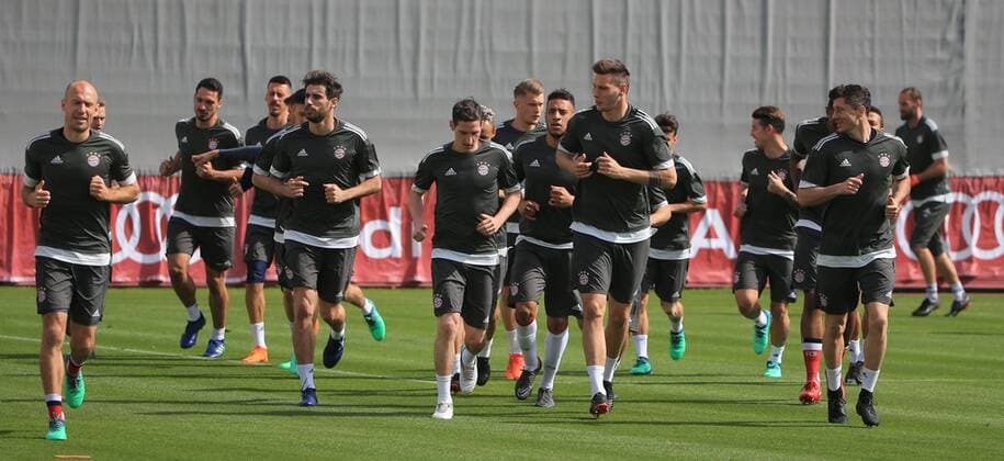 2018 CL FCB Final training Saebenerstrasse Muenchen Soccer Sport im Bild Arjen Robben FCB Joshua Kimmich FCB Mats Hummels FCB Sandro Wagner FCB Javi Martinez FCB Sebastian Rudy FCB Corentin Tolisso FCB Niklas Suele FCB Juan Bernat FCB James Rodriguez FCB Jerome Boateng FCB Robert Lewandowski FCB Thiago FCB and Tom Strong FCB