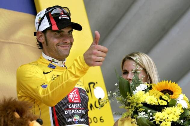 20060720 - MORZINE, FRANCE : Spanish Yellow Jersey Oscar Pereiro Sio celebrates on the podium after the 17th stage of the Tour de France cycling race, Thursday 20 July 2006, between St-Jean-de-Maurienne and Morzine. PHILIPPExBUISSIN  x4641271x