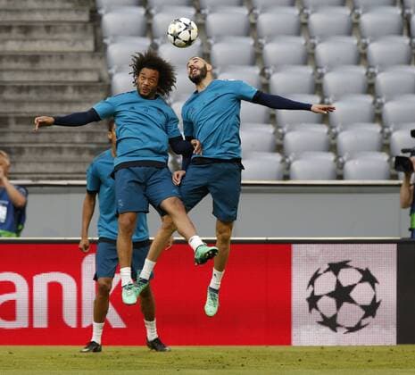 Entrenamiento del Real Madrid en Munich. En la imagen, Marcelo y Benzema. Real Madrid training session in Munich. In this picture, Marcelo and Benzema. 