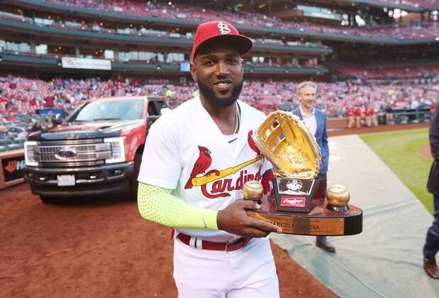 Bilder des Tages - SPORT St. Louis Cardinals Marcell Ozuna carries his Gold Glove award after being presented with it before a game between the New York Mets and the St. Louis Cardinals at Busch Stadium in St. Louis on April 24, 2018.  SLP2018042401 BILLxGREENBLATT