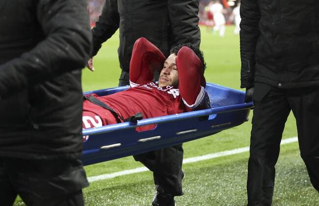 (180425) -- LIVERPOOL, April 25, 2018 -- Liverpool s Alex Oxlade-Chamberlain is carried on a stretcher after getting injured during during the UEFA Champions League Semi-finals 1st leg match between Liverpol FC and AS Roma at the Anfield Stadium in Liverpool, Britain on April 24, 2018. Liverpool won 5-2. )(wll) (SP)BRITAIN-LIVERPOOL-SOCCER-UEFA-CHAMPIONS LEAGUE-LIVERPOOL VS ROMA HanxYan 