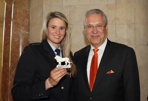 Bilder des Tages - SPORT Staatsempfang des Bayerischen Ministerpräsidenten am 25. April zu Ehren der Teilnehmerinnen und Teilnehmer an den Olympischen Winterspielen und Winter- Paralympics 2018 in Pyeongchang Natalie Geisenberger und Innenminister Joachim Herrmann München Bayern Deutschland Staatskanzlei *** State reception of the Bavarian Prime Minister on 25 April in honor of the participants in the Olympic Winter Games and Winter Paralympics 2018 in Pyeongchang Natalie Geisenberger and Interior Minister Joachim Herrmann Munich Bavaria Germany State Chancellery