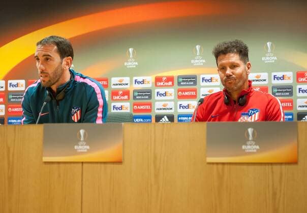 Bilder des Tages - SPORT 25 04 2018 Emirates Stadium (London) Pic shows Diego Godin (left) and Diego Simeone, Atletico de MadridÂ s manager, during a press conference PK Pressekonferenz before the training for the Europa League semi-final match against Arsenal. Picture: Gustavo Valiente Herrero  xGustavoxValientexHerrerox xx