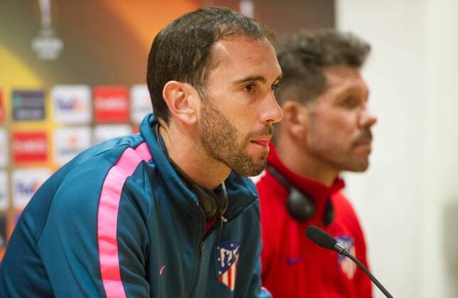 25 04 2018 Emirates Stadium (London) Pic shows Diego Godin (left) and Diego Simeone, Atletico de MadridÂ s manager, during a press conference PK Pressekonferenz before the training for the Europa League semi-final match against Arsenal. Picture: Gustavo Valiente Herrero  xGustavoxValientexHerrerox xx