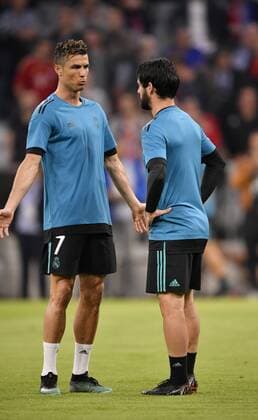 Before the start of the game Warm-up Training Cristiano Ronaldo CR7 Real Madrid in discussion Discussion with Isco Real Madrid FC Bayern Munich FCB vs Real Madrid CF UEFA Champions League CL Semi-Finals First leg Match 1 Season 2017 2018 Munich Allianz Arena 25 04 2018 FC Bayern Munich FCB vs Real Madrid CF