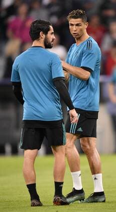 Before the start of the game Warm-up Training Cristiano Ronaldo CR7 Real Madrid in discussion Discussion with Isco Real Madrid FC Bayern Munich FCB vs Real Madrid CF UEFA Champions League CL Semi-Finals First leg Match 1 Season 2017 2018 Munich Allianz Arena 25 04 2018 FC Bayern Munich FCB vs Real Madrid CF