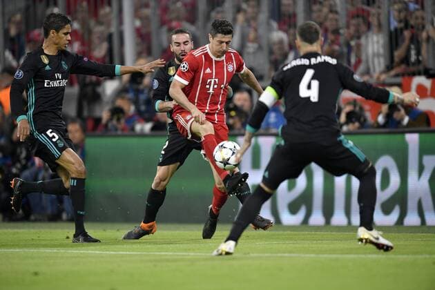 Shot Goal Action Goalkeeping Robert Lewandowski FC Bayern Munich v Sergio Ramos Real Madrid Raphael Varane Real Madrid FC Bayern Munich FCB Real Madrid CF UEFA Champions League CL Semi Finals First Game Match 1 Season 2017 2018 Munich Allianz Arena 25 04 2018 FC Bayern Munich FCB vs Real Madrid CF