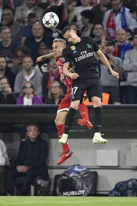 Head duel Duel action Rafinha FC Bayern Munich v Lucas Vazquez Real Madrid FC Bayern Munich FCB vs Real Madrid CF UEFA Champions League CL Semi Finals First leg match 1 Season 2017 2018 Munich Allianz Arena 25 04 2018 FC Bayern Munich FCB vs Real Madrid CF