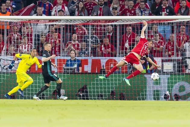 FC Bayern Muenchen GER vs. Real Madrid ESP 25 04 2018 Allianz Arena Muenchen GER UEFA CL Bayern Munich vs. GER Real Madrid ESP Semi finale in the picture Thomas Mueller FCB 25 does not get the ball with Toni Kroos Real 8 Keylor Navas Real 1 nordphotox xStraubmeier nph00004