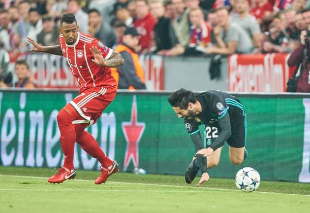 Jerome BOATENG FCB 17 Fighting action for the ball against ISCO Real Madrid 22 FC BAVARIA MUENCHEN REAL MADRID Semifinals First leg Football UEFA Champions League Munich Germany 25 04 2018 CL Season 2017 2018 FCB