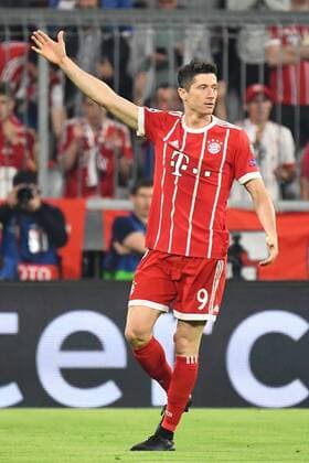 25 04 2018 xjhx Football Champions League Bayern Muenchen Real Madrid emspor v l Robert Lewandowski FC Bayern Munich Muenchen gives gestures with gestures gestures gesticulate gestures