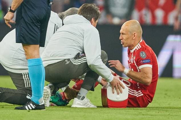 Arjen ROBBEN FCB 10 injury sprain straightening tape bandage tape bandage wound injury ice pressure band compression compression bandage FC BAVARIA MUENCHEN REAL MADRID semi-final first leg Football UEFA Champions League Munich Germany 25 04 2018 CL season 2017 2018 FCB
