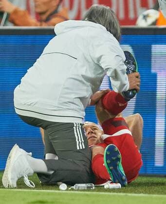 Arjen ROBBEN FCB 10 injury sprain straightening tape bandage tape bandage wound injury ice pressure band compression compression bandage FC BAVARIA MUENCHEN REAL MADRID semi-final first leg Football UEFA Champions League Munich Germany 25 04 2018 CL season 2017 2018 FCB