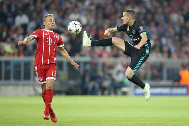 l r in a duel action with Rafinha 13 FC Bayern Muenchen and Lucas Vazquez 17 Real Madrid FC Bayern Muenchen vs Real Madrid Soccer Semi Finals Champions League 25 04 2018 Muenchen Bayern Germany Copyright: xkolbert-press ChristianxKolbertx