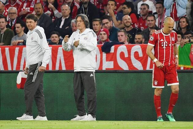 25 04 2018 xjhx Football Champions League Bayern Munich Real Madrid emspor v l Arjen Robben Bayern Munich Muenchen must be treated is injured replaced Dr Hans Wilhelm Mueller welfare FCB Bayern Munich Muenchen shows it to Munich