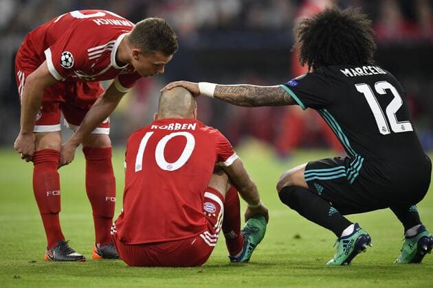 Arjen Robben FC Bayern Munich injured in the 8 minute injury from square to duel action with Marcelo Real Madrid FC Bayern Munich FCB vs Real Madrid CF UEFA Champions League CL Semifinal First Game Match 1 Season 2017 2018 Munich Allianz Arena 25 04 2018 FC Bayern Munich FCB vs Real Madrid CF