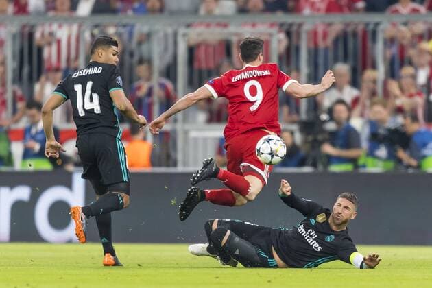 GER UEFA CL Bayern Munich Muenchen GER vs Real Madrid ESP 25 04 2018 Allianz Arena Muenchen GER UEFA CL Bayern Muenchen GER vs Real Madrid ESP semi-final in the picture Robert Lewandowski FCB 9 is fouled by Sergio Ramos Real 4 with Casemiro Real 14 nordphotox xStraubmeier nph00004