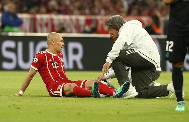 Arjen Robben injured team doctor Hans Wilhelm Müller welfare sport football football UEFA CL Champions League semi-final mens season 2017 2018 25 04 2018 Bayern Munich FCB vs Real Madrid