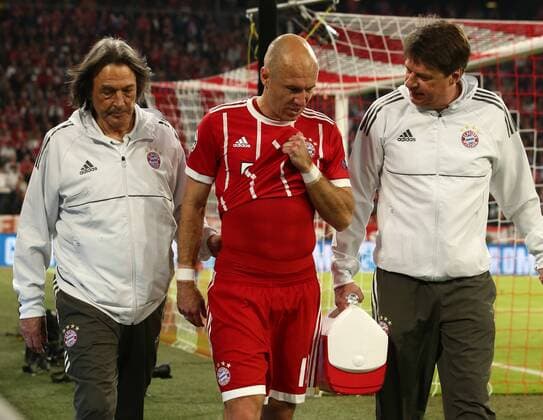 Arjen Robben injured team doctor Hans Wilhelm Müller welfare sport football football UEFA CL Champions League semi-final mens season 2017 2018 25 04 2018 Bayern Munich FCB vs Real Madrid