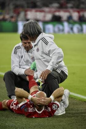 Arjen Robben FC Bayern Munich injured in the 8-minute injury from the place supervisor team doctor Dr Hans Wilhelm Müller Wolhlfahrt FC Bayern Munich medical department FC Bayern Munich FCB vs Real Madrid CF UEFA Champions League CL semi-final first leg match 1 season 2017 2018 Munich Allianz Arena 25 04 2018 Bayern Munich FCB vs Real Madrid CF