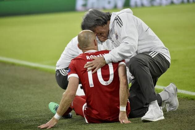 Arjen Robben FC Bayern Munich injured in the 8-minute injury from the place supervisor team doctor Dr Hans Wilhelm Müller Wolhlfahrt FC Bayern Munich medical department FC Bayern Munich FCB vs Real Madrid CF UEFA Champions League CL semi-final first leg match 1 season 2017 2018 Munich Allianz Arena 25 04 2018 Bayern Munich FCB vs Real Madrid CF