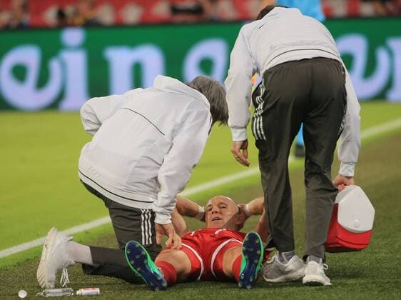 20180425 Champions League Bayern vs Real Madrid Allianz Arena Munich Football Sport im Bild Dr Mueller Wolfahrt and Arjen Robben FCB injured on the ground