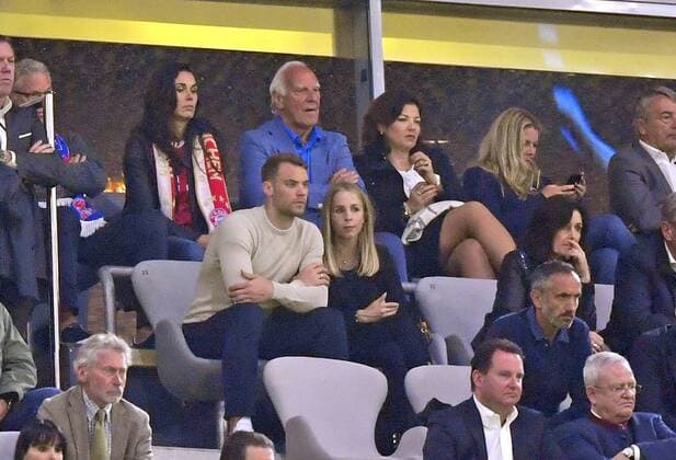 25 04 2018 Football UEFA Champions League 2017 2018 Semifinals First leg FC Bayern Munich Real Madrid in the Allianzarena Munich Honorary stand with goalkeeper Manuel Neuer FC Bayern Munich with wife Nina Franz Bulle Roth