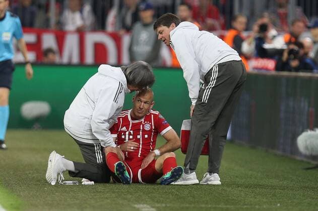 l Team doctor of FC Bayern Muenchen Dr Hans Wilhelm Mueller Welfare treated Arjen Robben 10 Bayern Munich Muenchen FC Bayern Munich vs Real Madrid Soccer Semi Finals Champions League 25 04 2018 Muenchen Bayern Germany Copyright: xkolbert-press ChristianxKolbertx