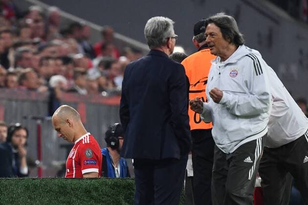 25 04 2018 xjhx Football Champions League Bayern Munich Real Madrid emspor vl Arjen Robben Bayern Munich Muenchen must be treated is injured replaced Dr Hans Wilhelm Mueller welfare FCB Bayern Munich gives gestures gestures gestures with the gestures of gestures head coach Jupp Heynckes FCB Bayern Munich Muenchen