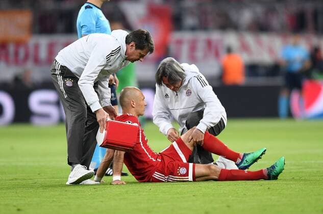 FOOTBALL CHAMPIONS LEAGUE SEASON 2017 2018 SEMI-FINAL GAME FC Bayern Muenchen Real Madrid 25 04 2018 Arjen Robben on the ground must be replaced injured Doc Hans Wilhelm Mueller Welfare re both FC Bayern Muenchen takes care of Munich
