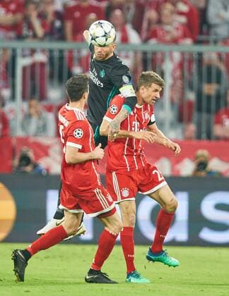 Sergio RAMOS Real Madrid 4 tackle action against the ball against Thomas MUELLER MÜLLER FCB 25 Robert LEWANDOWSKI FCB 9 FC BAVARIA MUENCHEN REAL MADRID semi-final first leg Football UEFA Champions League Munich Germany 25 04 2018 CL season 2017 2018 FCB