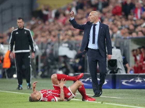 Rafinha FC Bayern Muenchen 13 on the ground Coach Zinedine Zidane Real Madrid FC Bayern Munich vs Real Madrid CF Champions League Semi Finals Soccer 25 04 2018 FC Bayern Munich vs Real Madrid CF Champions League Semi Finals Soccer 25 04 2018 Muenchen Copyright: xLanger Eibner-Pressefotox EP_HLR