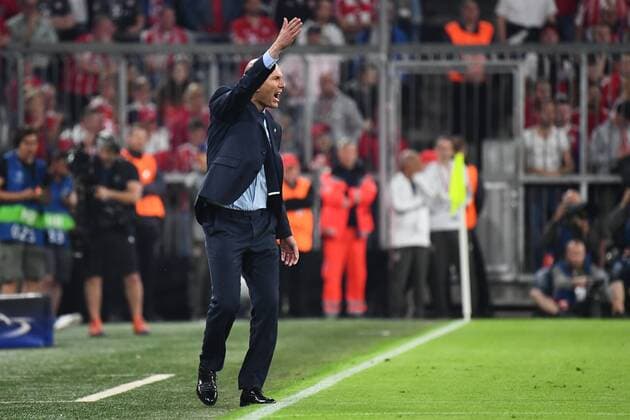 25 04 2018 xjhx Soccer Champions League Bayern Munich Real Madrid emspor v l Head coach Zinedine Zidane Real Madrid gives gestures gestures with the gestures gesticulate gestures